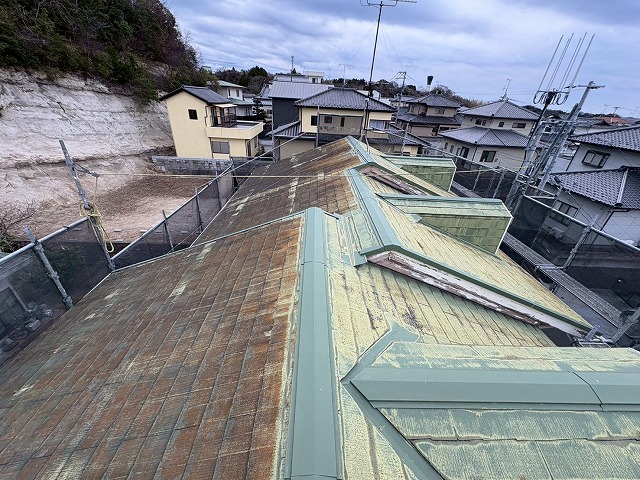 劣化した屋根の写真